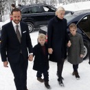 25. desember: Kongeparet og Kronprinsfamilien deltar ved høgmesse i Holmenkollen kapell 1. juledag.  (Foto: Lise Åserud / NTB scanpix)